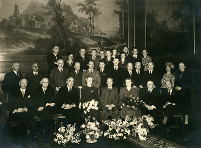 845878 Groepsportret van, vermoedelijk, het personeel van een bedrijf tijdens de viering van een jubileum; op de ...